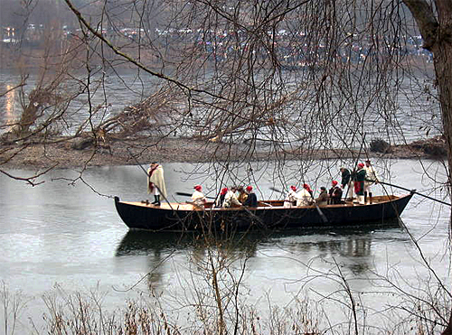 Christmas Night, 1776 - A reproduction Durham Boat at the 2005 reenactment. (Luke Jones/Wikimedia Commons)